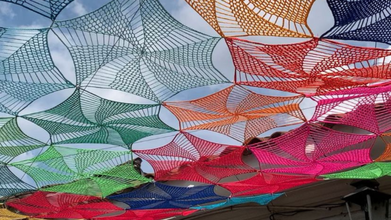 Así luce el cielo tejido de la Calle de la Escopeta en Cali