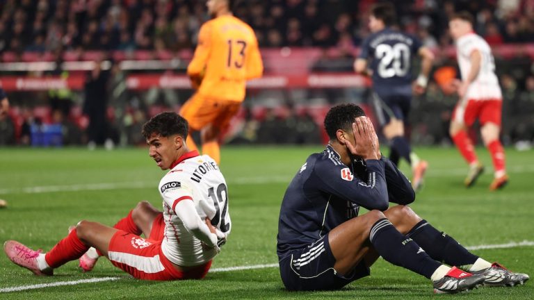 Real Madrid sigue sin ganar en la Liga de España y Barcelona le arrebató el liderato