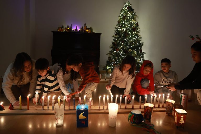 Migrar las tradiciones: el Día de las Velitas, una celebración colombiana que ha viajado hasta España | España