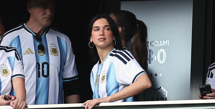 Dua Lipa, la hincha declarada del Arsenal y Liverpool