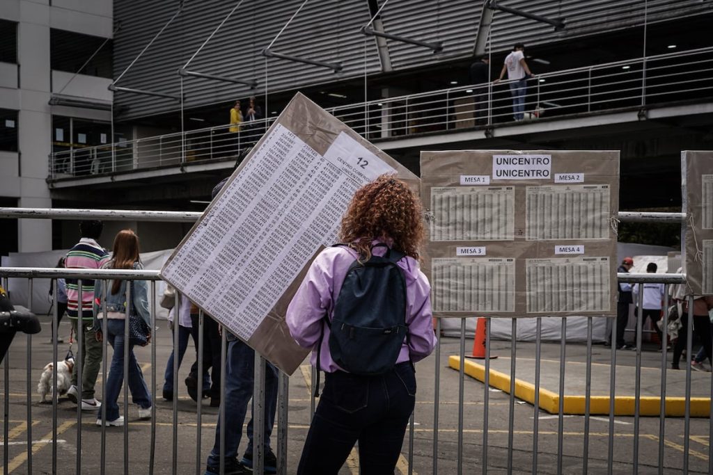 El arte (y el riesgo) de cambiar de camiseta: una mirada al transfuguismo político en Colombia