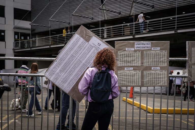 El arte (y el riesgo) de cambiar de camiseta: una mirada al transfuguismo político en Colombia