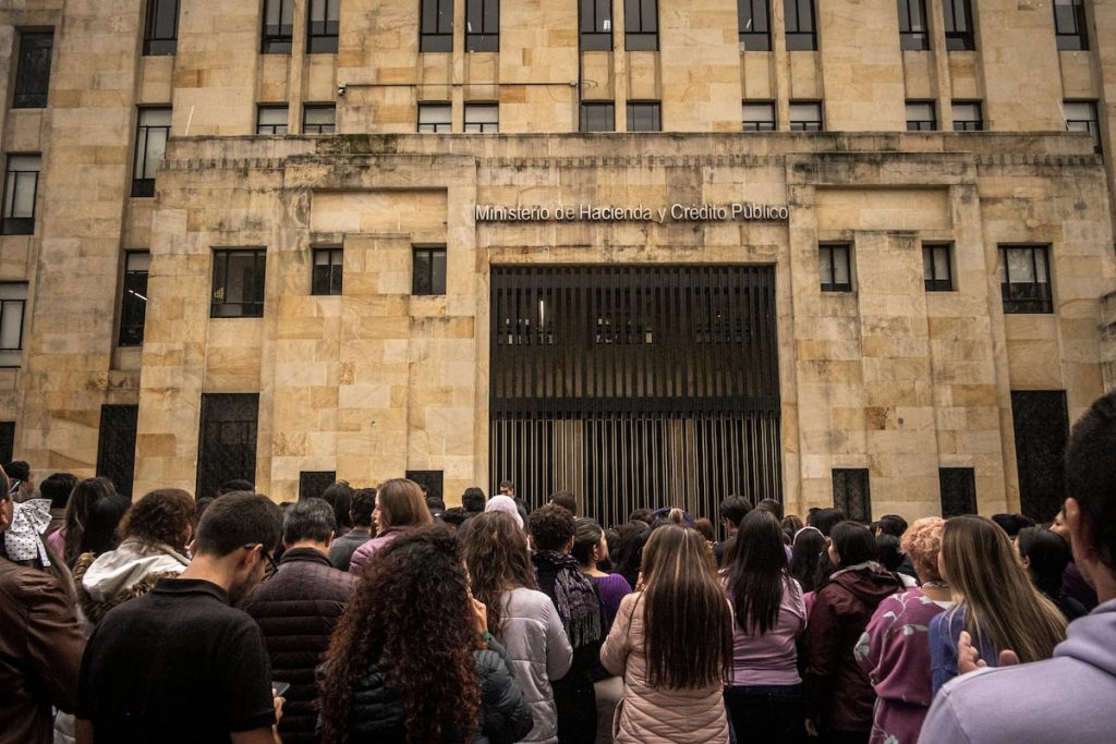 Una megaoperación de deuda erosiona la confianza del mercado en Colombia