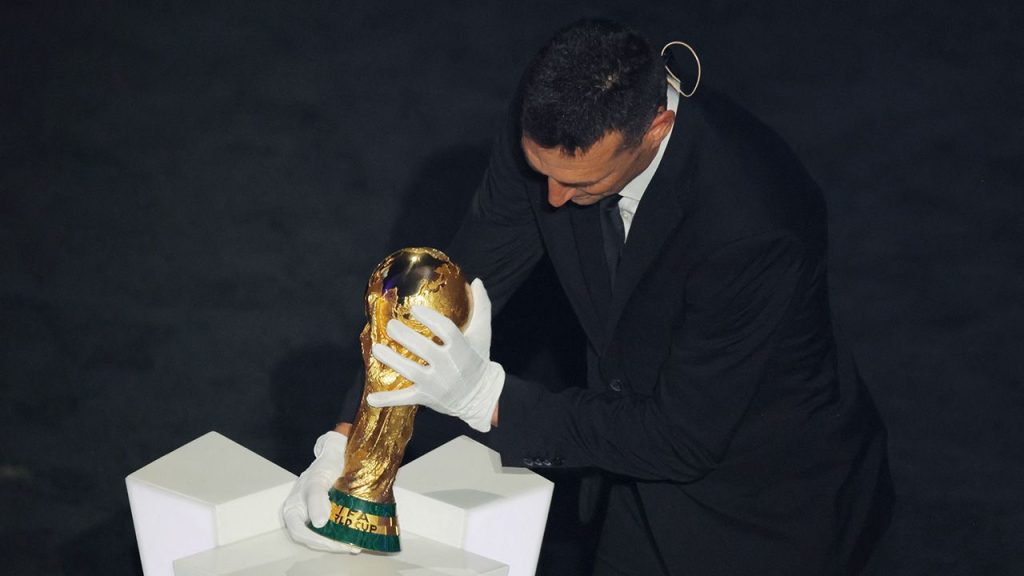 El amor con el que Lionel Scaloni colocó el trofeo de la Copa del Mundo