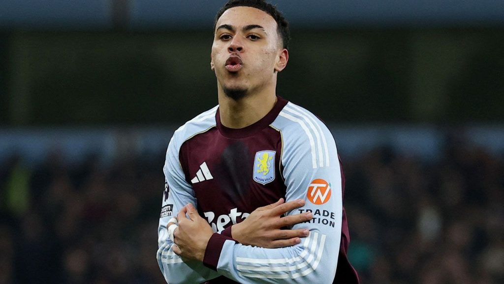 Aston Villa se aferra a la cima de la Premier League