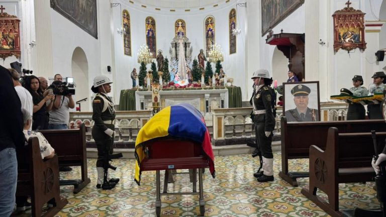 Cali rinde honras fúnebres a policías fallecidos en atentado
