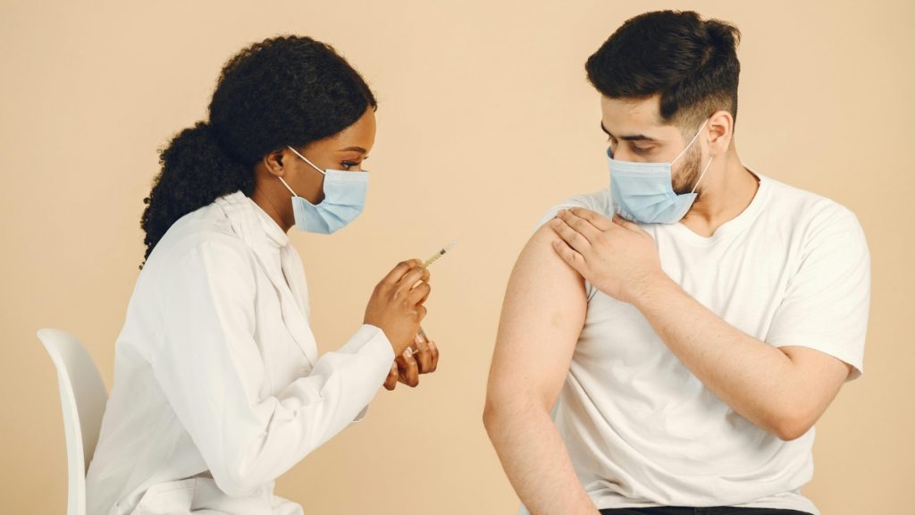 ¿Aún no se vacuna? Cali habilita jornada de vacunación nocturna para iniciar 2026