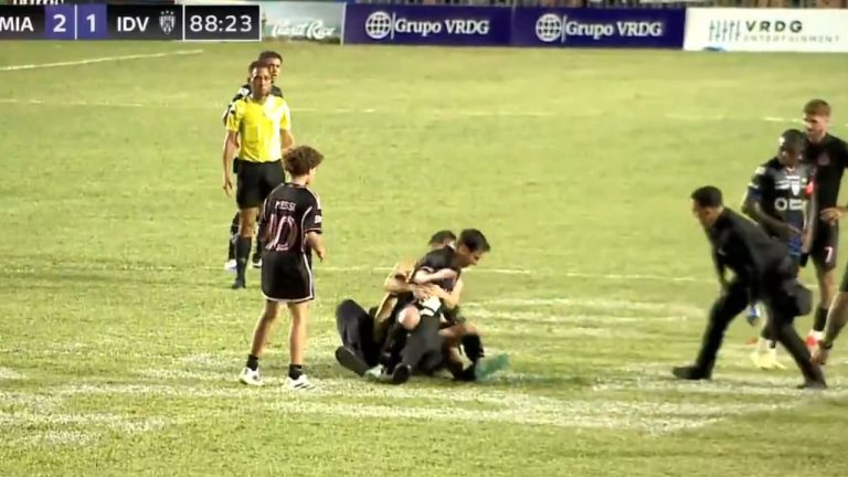 La caída de Messi: un aficionado invadió la cancha en Puerto Rico y se llevó por delante al argentino