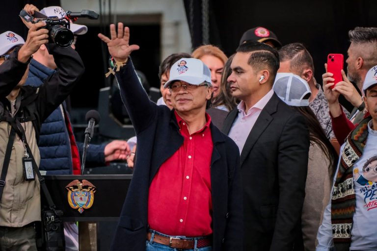 Petro firma ante una plaza llena el decreto que mantiene el salario mínimo: “Ni un peso atrás”