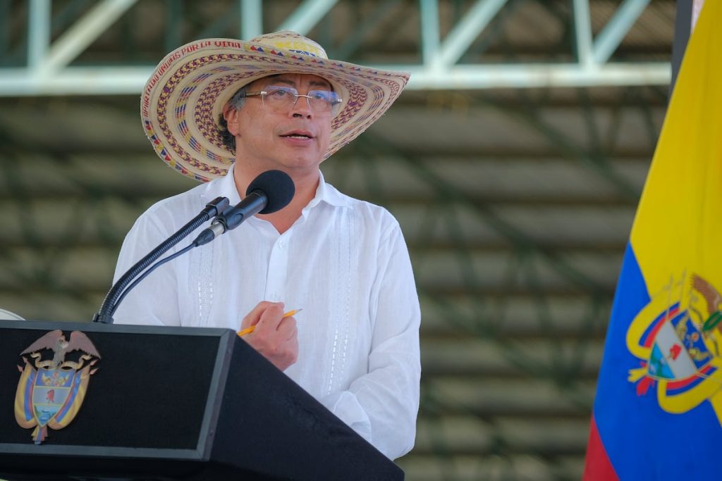 Gustavo Petro celebrando al Uribismo