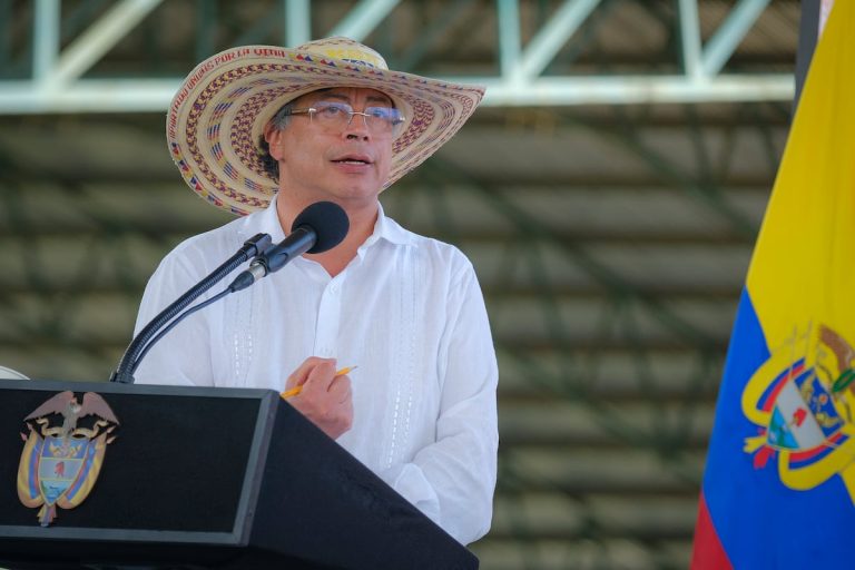 Gustavo Petro celebrando al Uribismo