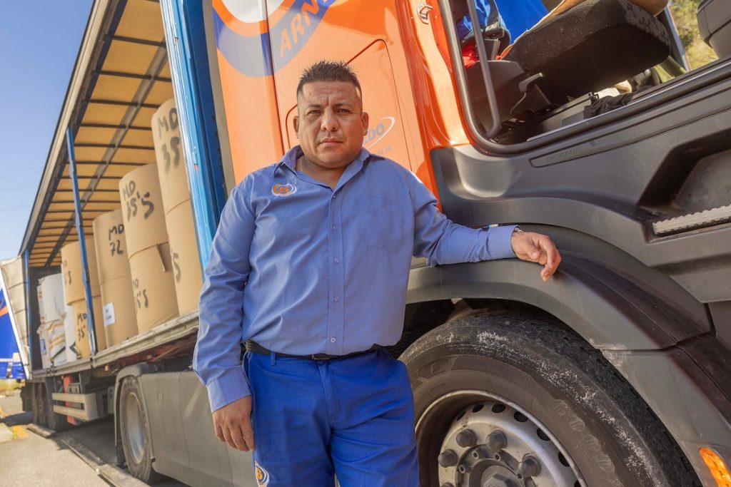 Los españoles ceden el paso a los extranjeros al volante del camión | España