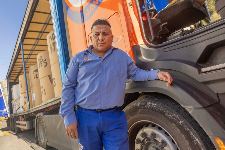 Los españoles ceden el paso a los extranjeros al volante del camión | España