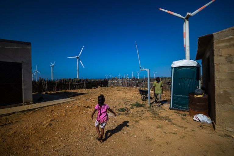 Los proyectos de energía eólica en La Guajira no se tratan solo de cables, sino de lo que es el territorio para los wayuu | América Futura