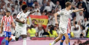 Vinícius mantiene al Real Madrid al acecho del Barça con doblete ante el Atlético