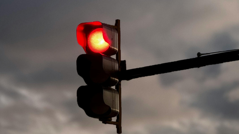 Vandalismo deja 21 semáforos fuera de servicio en Cali