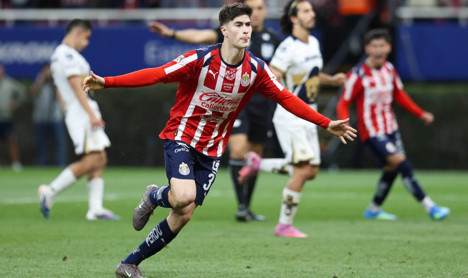 Chivas rescata un punto y le arruina la noche a Pumas