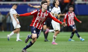 Chivas rescata un punto y le arruina la noche a Pumas