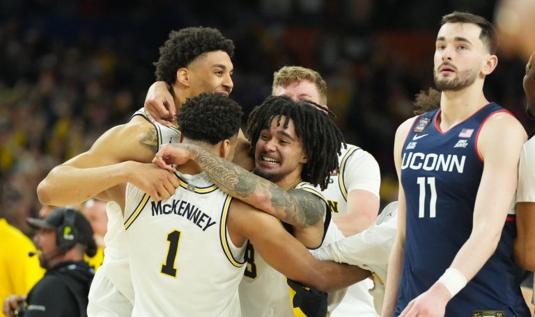 Michigan sufrió, pero es campeón nacional colegial de basquetbol