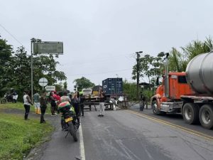 Siguen los bloqueos en la vía a Buenaventura; alertan aumento de costos del transporte