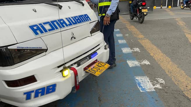 Descubren ambulancia con placa móvil en Cali; conductor no estaba autorizado para manejarla