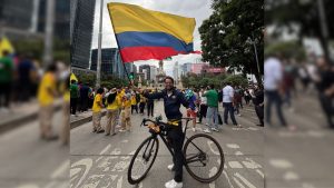 La historia del colombiano que pedaleó más de 2000 kilómetros para ver el debut de Colombia