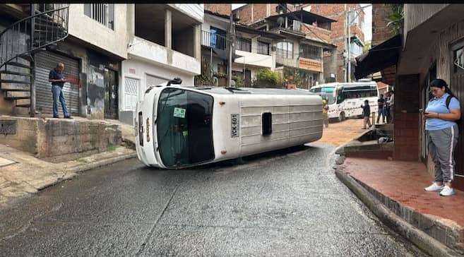 Bus escolar se volcó en el barrio Altos de Meléndez, en Cali, y dejó tres menores heridos