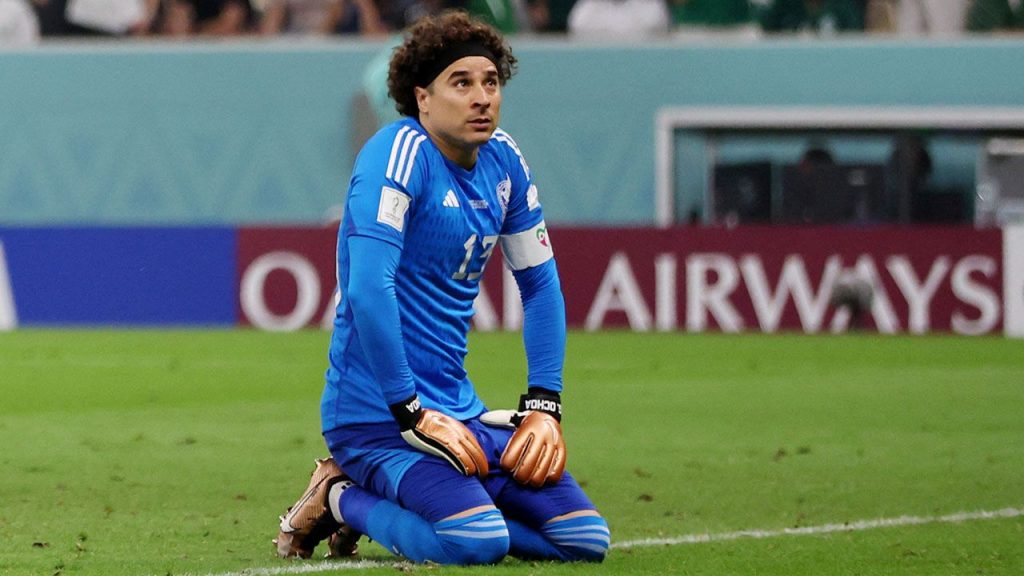 Leyendas del Tri no quieren a Guillermo Ochoa como portero titular