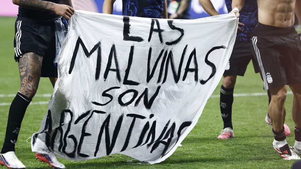 La FIFA abre investigación por la ‘manta prohibida’ de Argentina