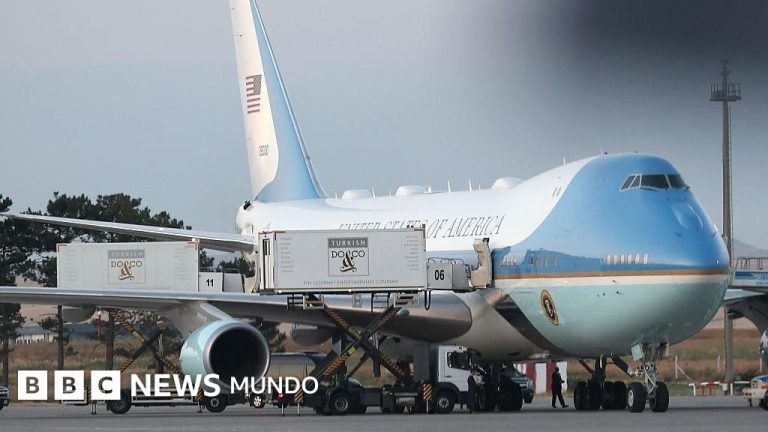 Trump se escondió en un contenedor de comida para cambiar de avión en secreto tras la cumbre de la OTAN en Turquía, según medios en EE.UU.
