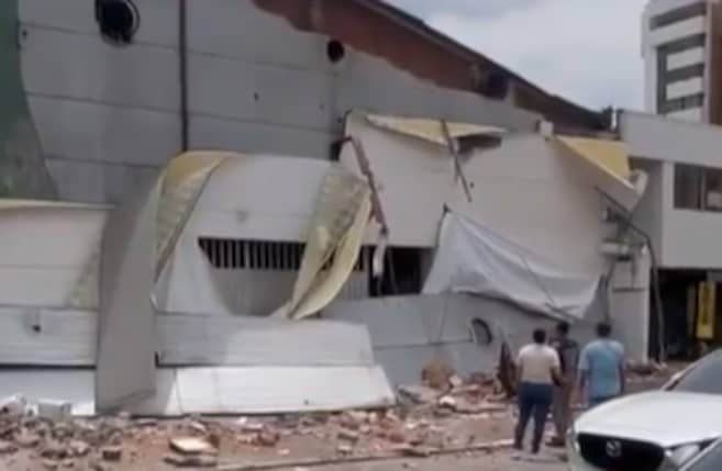 Rescatan a dos mujeres tras el desplome de una fachada en un local comercial de Cali