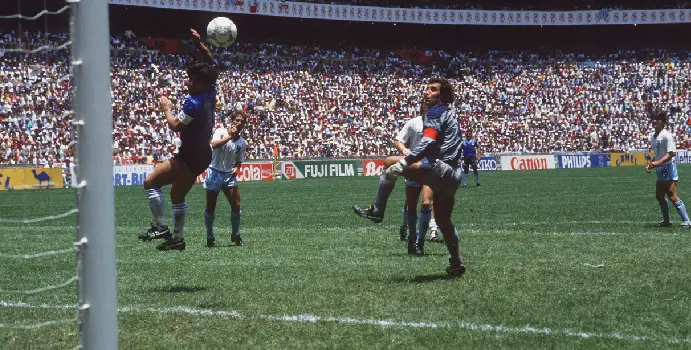 El balón de la Mano de Dios de Maradona se subastará en EEUU