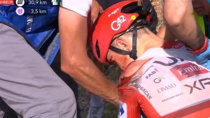 El ciclista Tadej Pogačar abandona La Vuelta a España tras una terrible caída