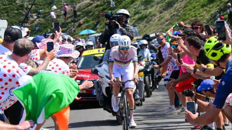 Tadej Pogacar va por un hito histórico, su equipo lo confirma, ¿mala noticia para los colombianos?