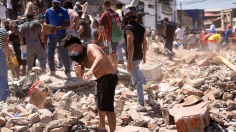 EN VIVO: Más de 70 muertos tras el terremoto de magnitud 7,4 que sacudió Colombia