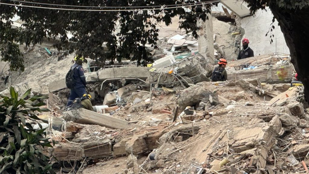 Reportan que hay personas con vida bajo los escombros del edificio Vanessa en Cali