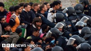 Las imágenes de la tensión durante el intento de desalojo de miles de migrantes de las playas de Ceuta