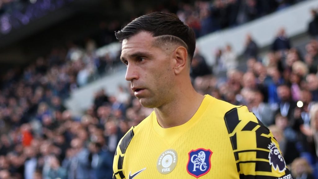 ‘Dibu’ Martínez fue sometido a una cirugía tras el terrible choque que sufrió en la Premier League