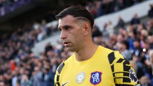 ‘Dibu’ Martínez fue sometido a una cirugía tras el terrible choque que sufrió en la Premier League