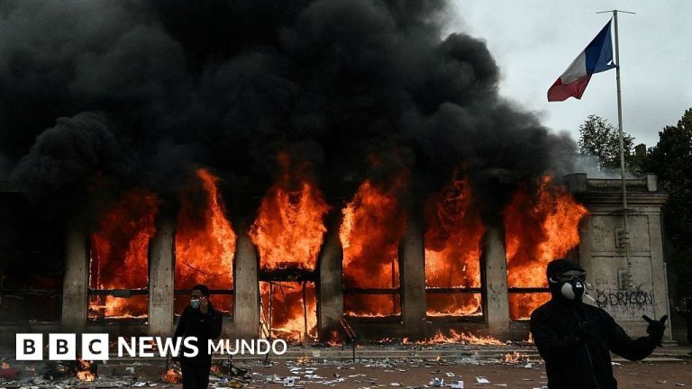 «Día de furia» en Francia: asaltos a edificios y más de 400 detenidos en multitudinarias protestas por la educación y el costo de vida