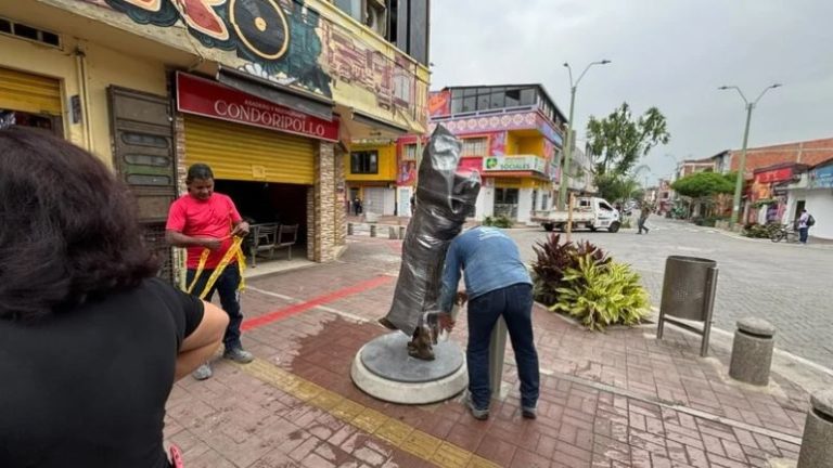 Debate por esculturas de figuras de la salsa en el barrio Obrero