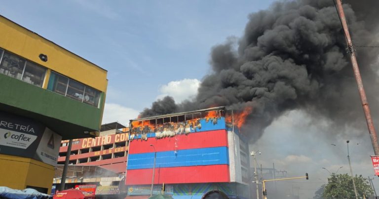 Incendio en centro comercial de Cali provocó gran columna de humo