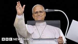 El papa León XIV hace su primera aparición pública tras ser operado por un cáncer de pulmón y «no hay motivos clínicos» que impidan su viaje a Sudamérica