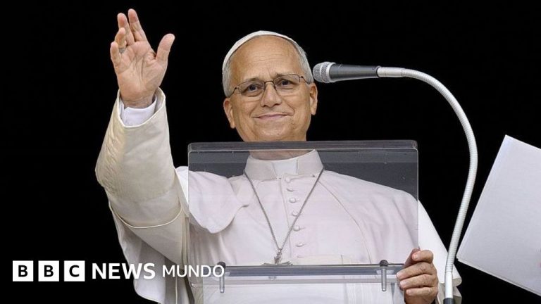El papa León XIV hace su primera aparición pública tras ser operado por un cáncer de pulmón y «no hay motivos clínicos» que impidan su viaje a Sudamérica